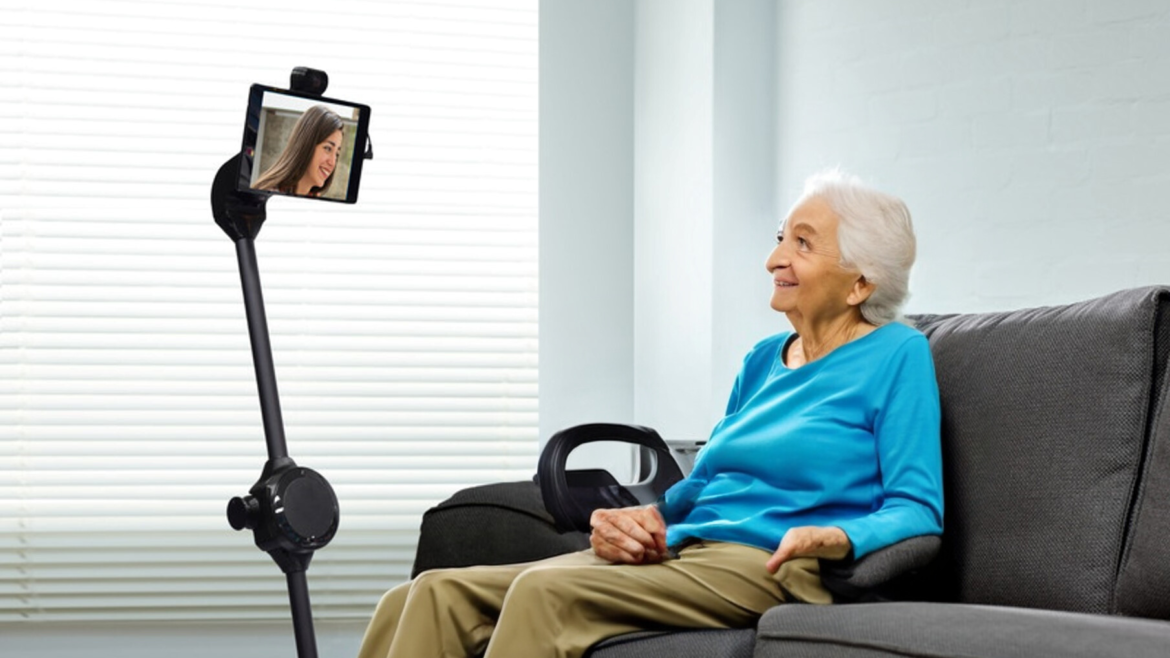 Anziana con robot di telepresenza