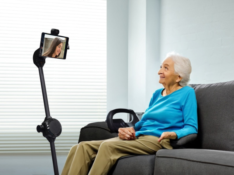 Anziana con robot di telepresenza